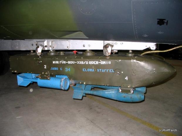 MK25 bungsbombentrger mit BDU-33B und DM 18