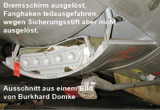 Bremsschirmkasten und teilausgefahrener Hook