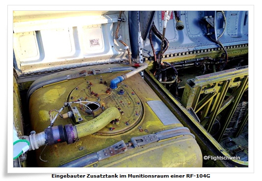 Eingebauter Zusatztank im Munitionsraum einer RF-104G